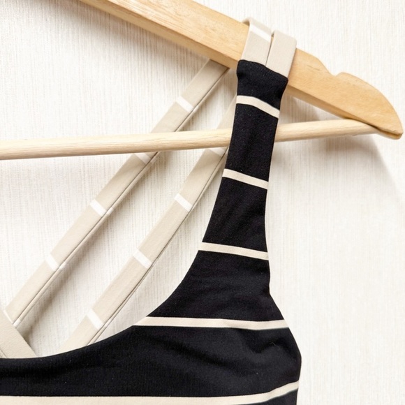 Lululemon Energy Bra in Cayman Stripe & Mojave Tan, Size 8 - Picture 4 of 8